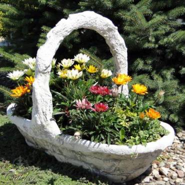 Rzeźbiony kosz - donica na kwiaty