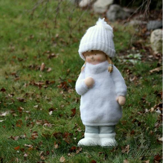 Dziewczynka w śniegowym sweterku 48cm