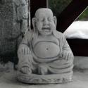 Sitzender Buddha mit großen Ohrläppchen