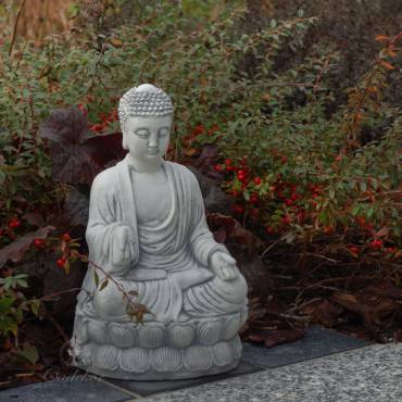 Figurka Budda siedzący na postumencie
