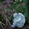 Śpiący aniołek - figurka ogrodowa