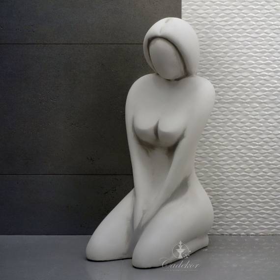 Modernistyczna figura – oparta kobieta