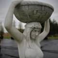 Kobieta niosąca wazę nad głowa
