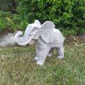 Słoń futurystyczny z uniesioną trąbą