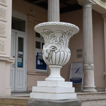 Eine Vase mit einer Widderfigur