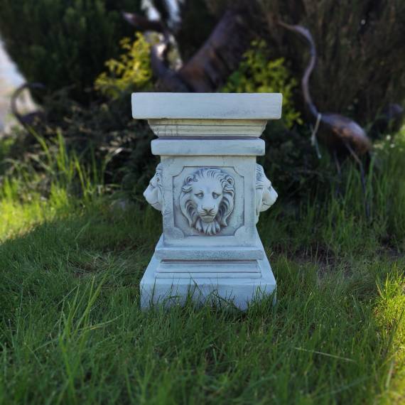 Column with lion heads